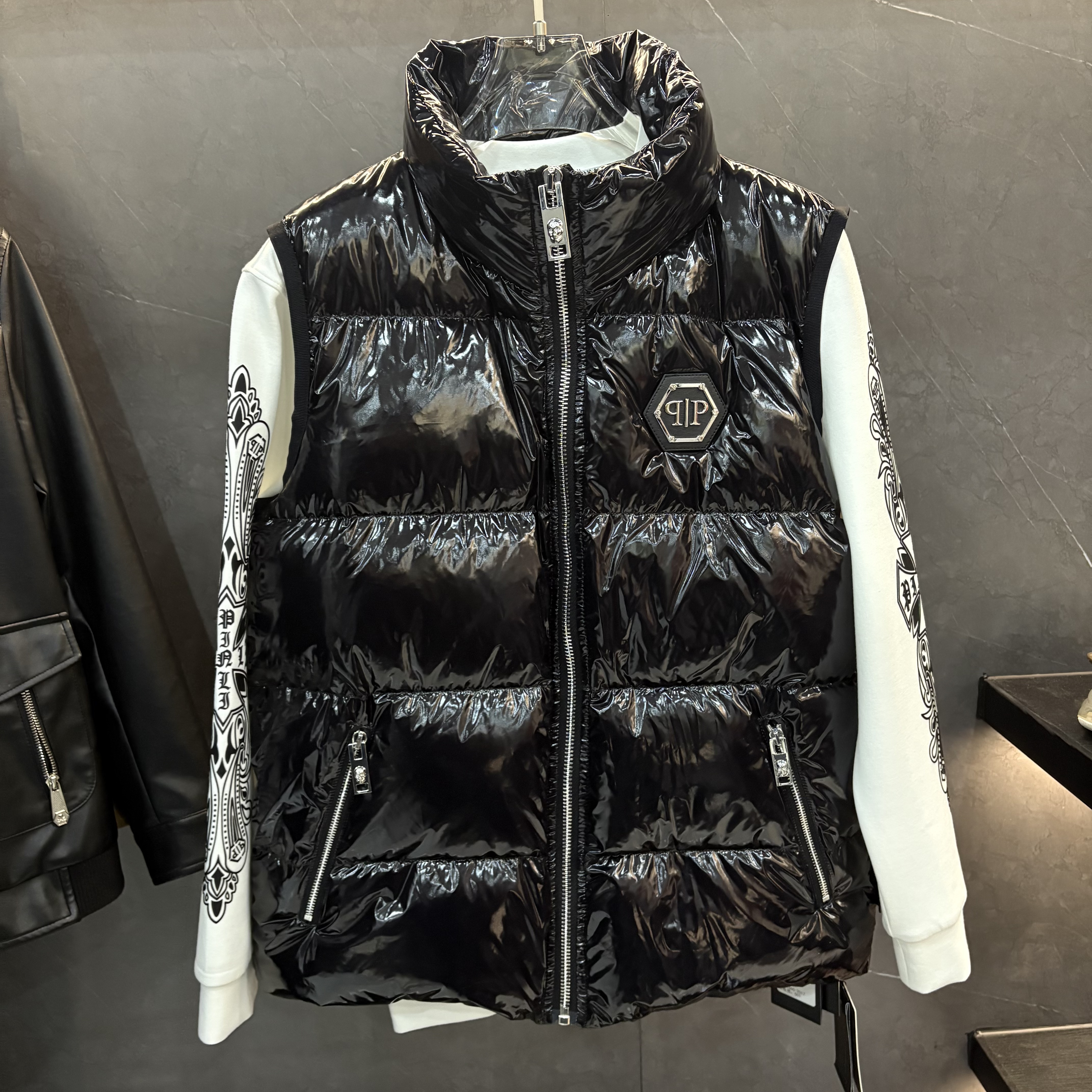 新款羽绒服 男士黑白色亮面时尚鸭绒马甲外套