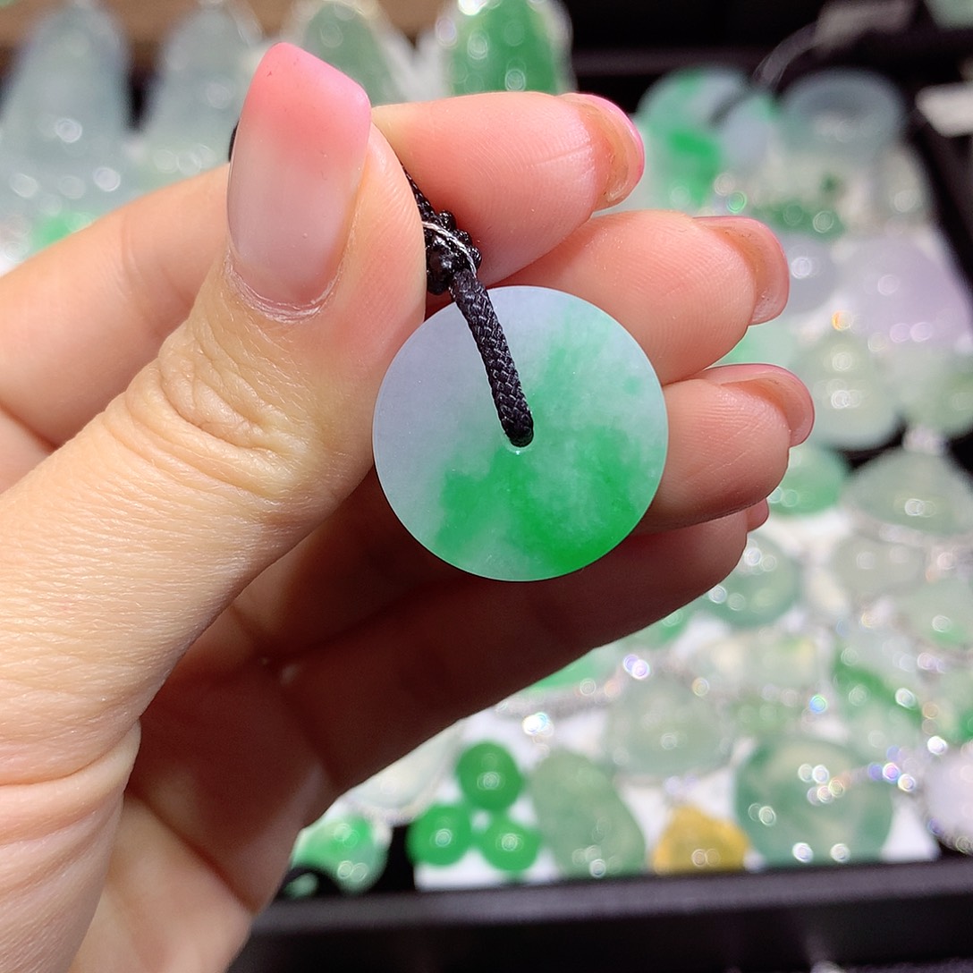 翡翠18K金镶嵌颈饰扣