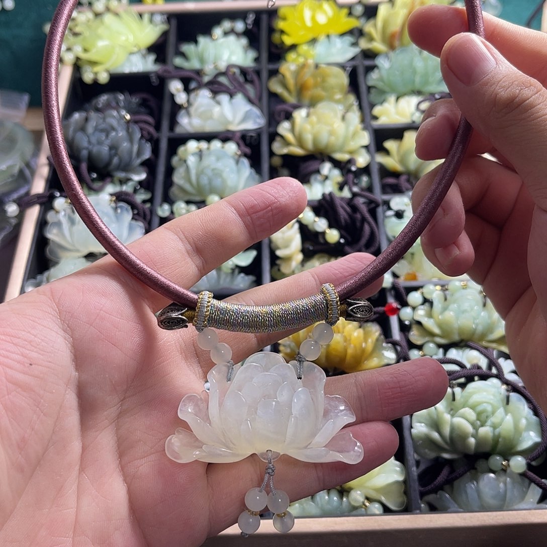 蛇纹石玉未镶嵌颈饰