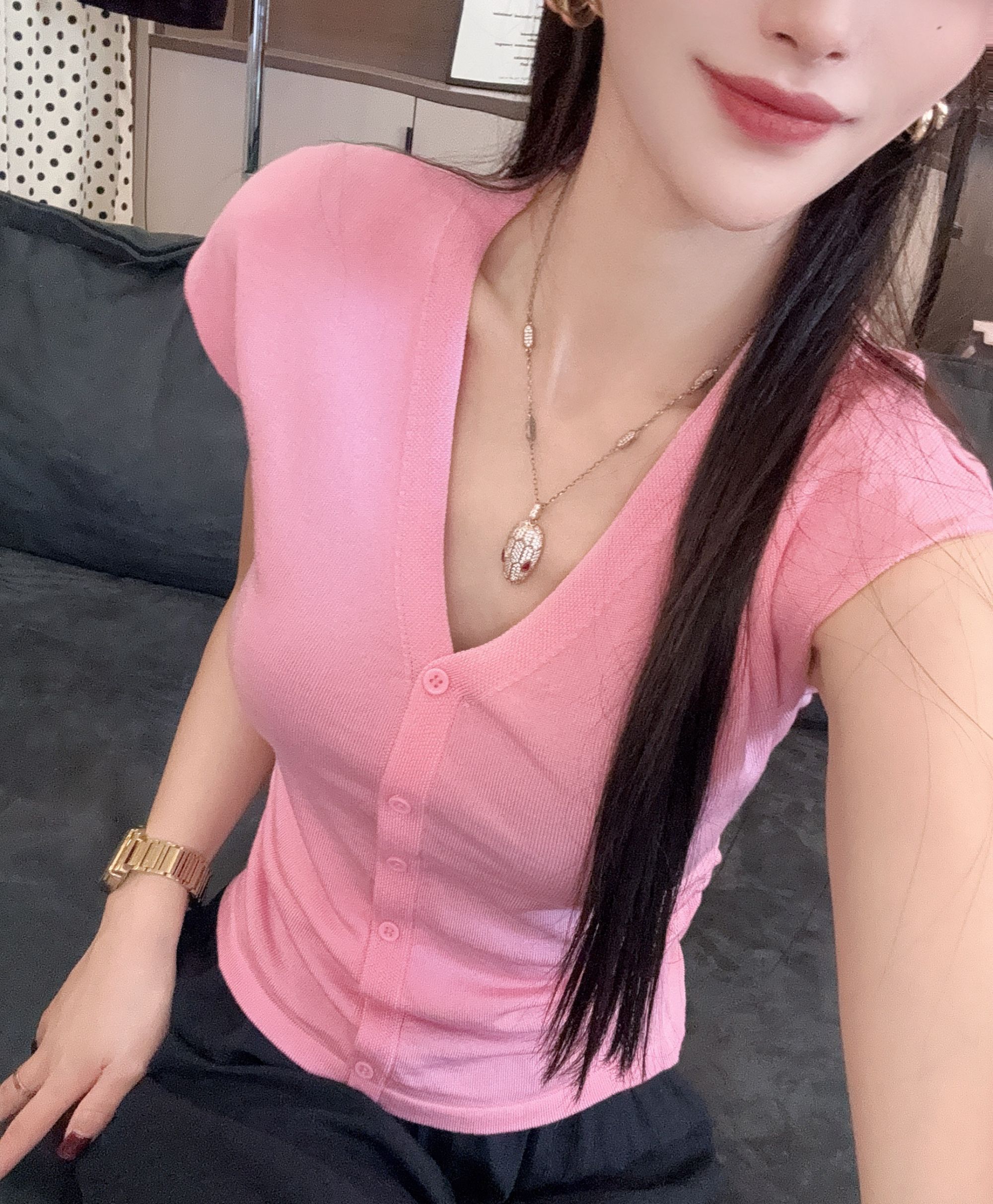 2025夏季修身V领短袖遮肉修身百搭小众设计上衣