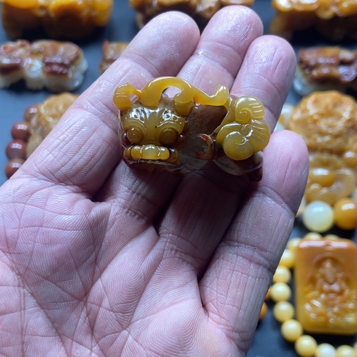 石英质玉（黄龙玉）未镶嵌颈饰