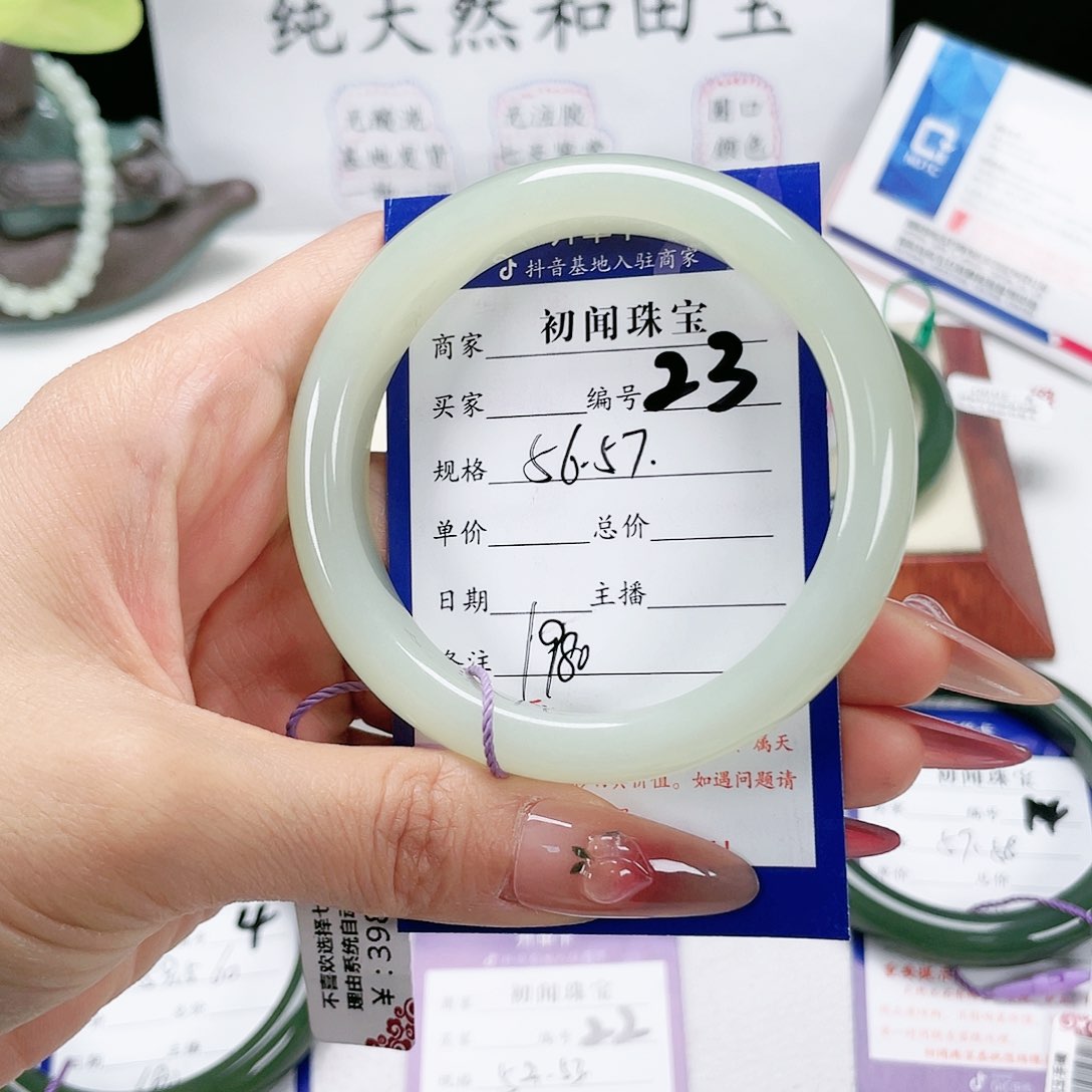 和田玉手镯未镶嵌