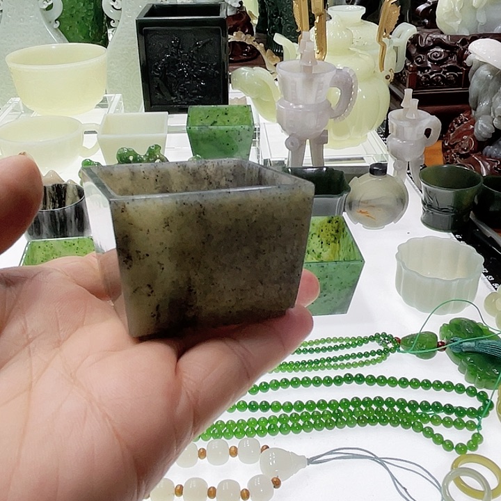 和田玉挂件未镶嵌青花有裂
