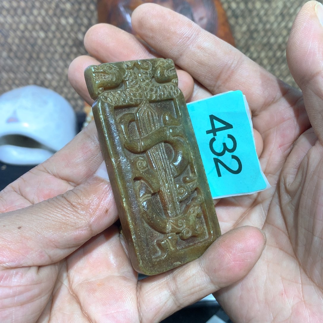透闪石-蛇纹石玉未镶嵌颈饰