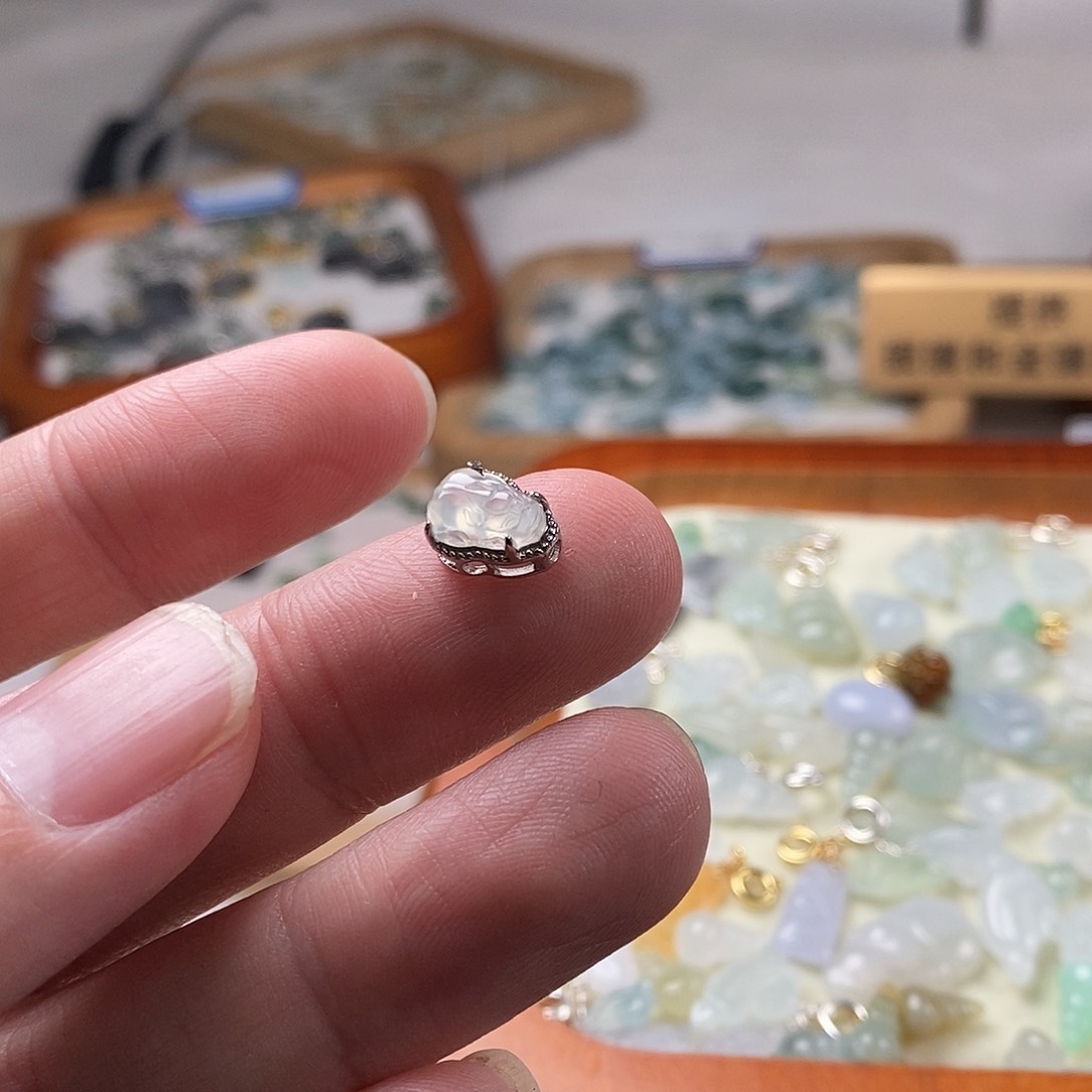 翡翠颈饰未镶嵌花****貔貅