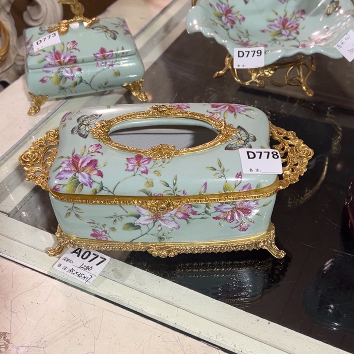 陶瓷铜配瓷纸巾盒长31厘米左右