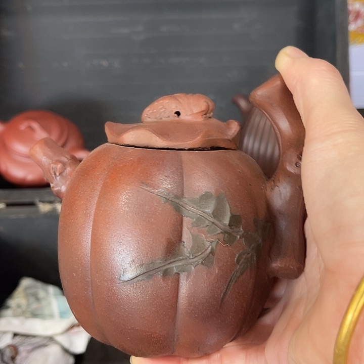 紫泥茶壶原矿泥料手工制作的一把紫砂壶。