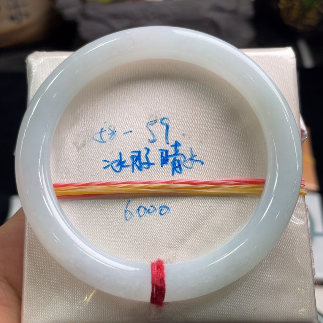 翡翠手镯未镶嵌翡翠手镯