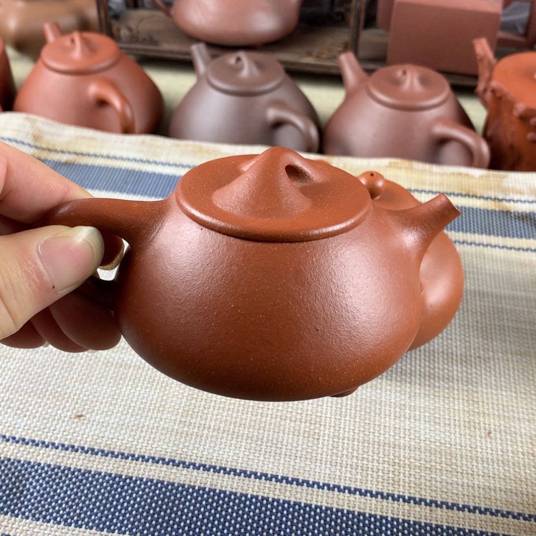 紫砂茶壶宝山红降坡