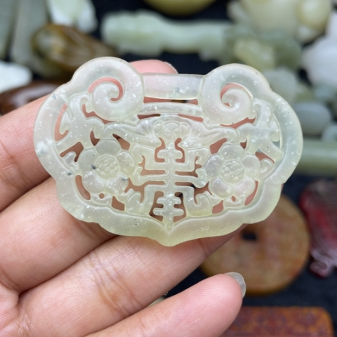未镶嵌蛇纹石玉颈饰2