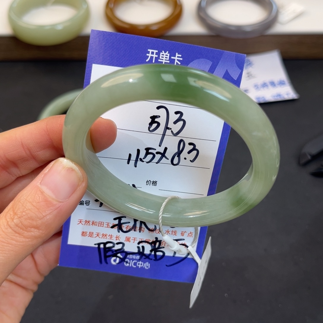 和田玉未镶嵌手镯