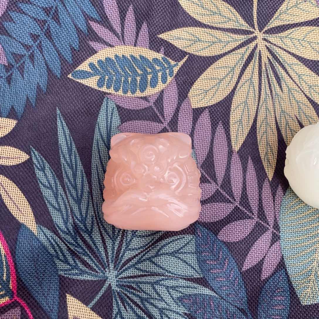 透闪石质玉把件未镶嵌藕粉醒狮