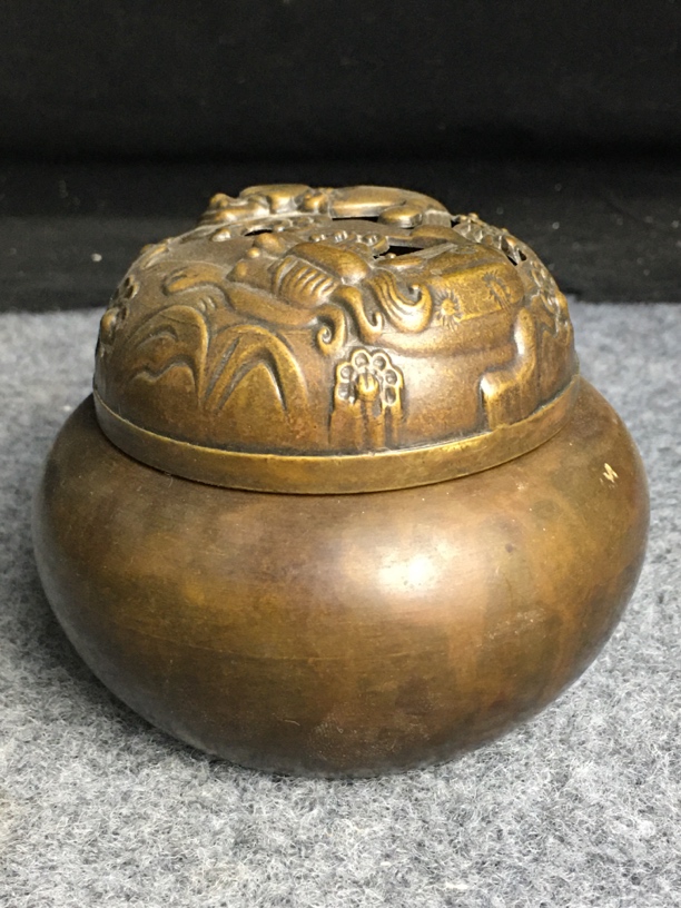 铜精制素面戏水兽熏炉，直径7cm，高8.5cm，重量咨询客服。