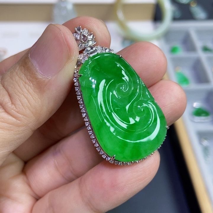 翡翠18K金镶嵌颈饰