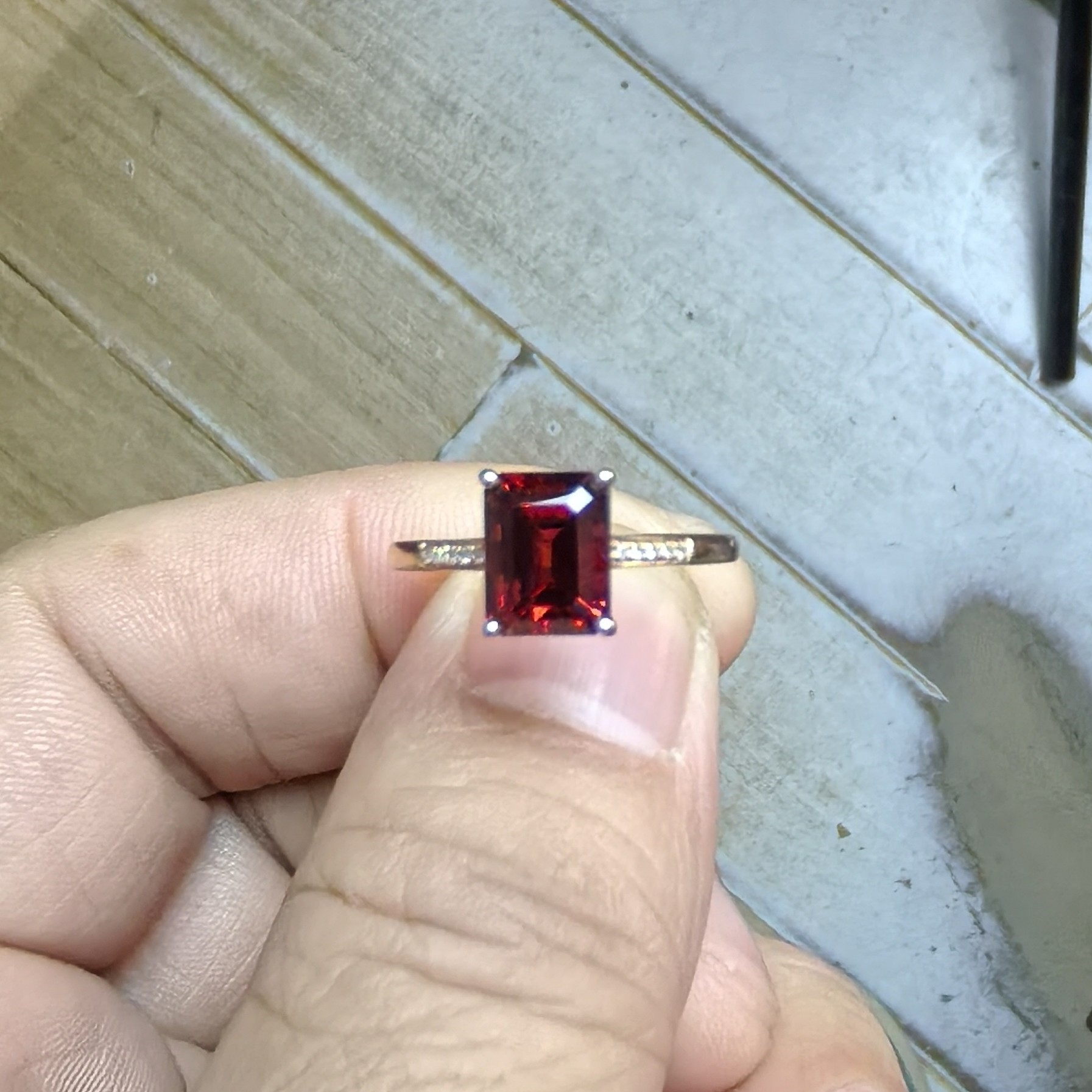 18k玫瑰金镶嵌石榴石戒指2800