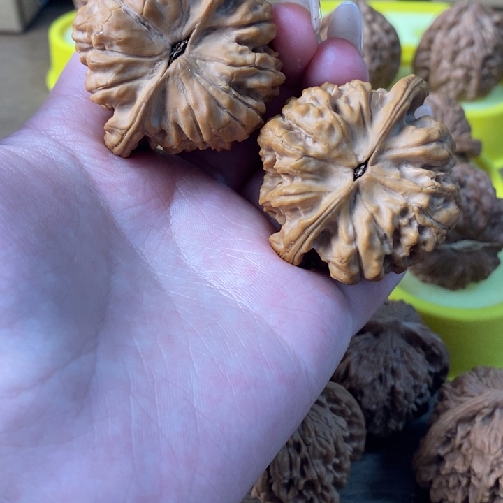 木质类麒麟纹官帽核桃