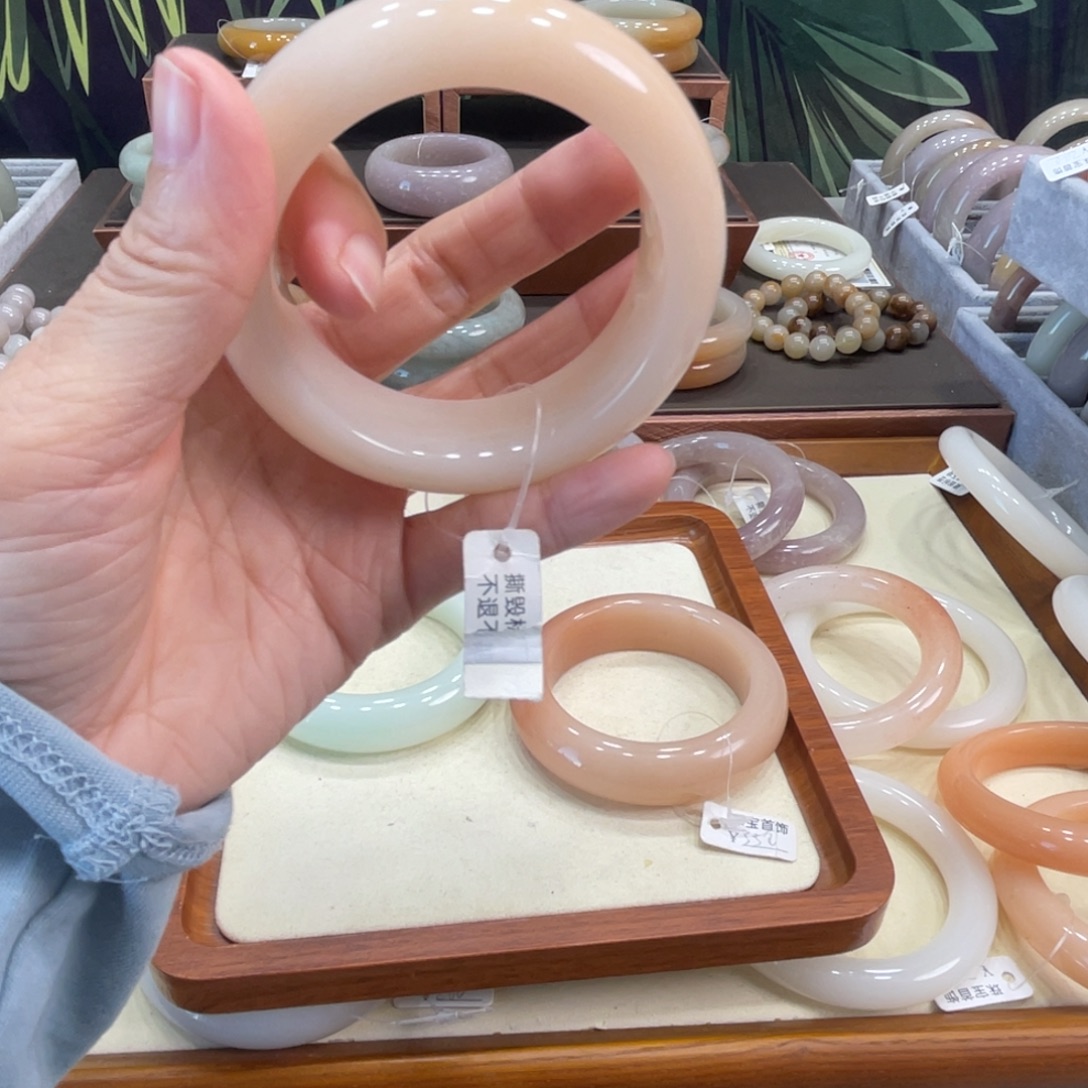 雨***曦石英岩玉未镶嵌手镯