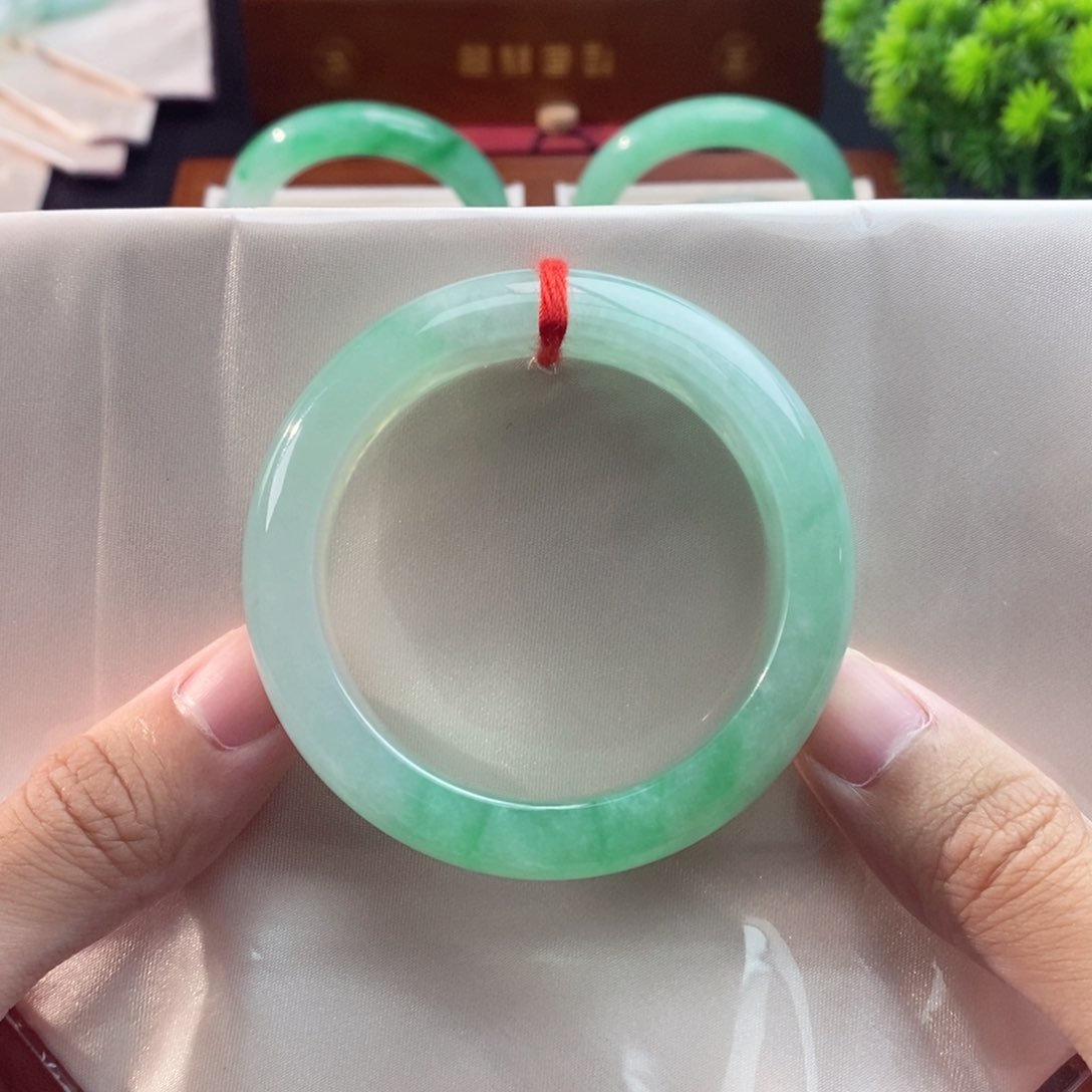 翡翠手镯未镶嵌翡翠手镯