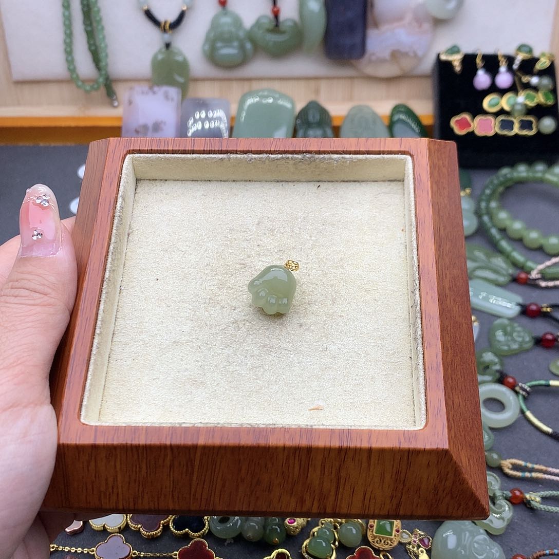 和田玉吊坠(不含链)18K金镶嵌