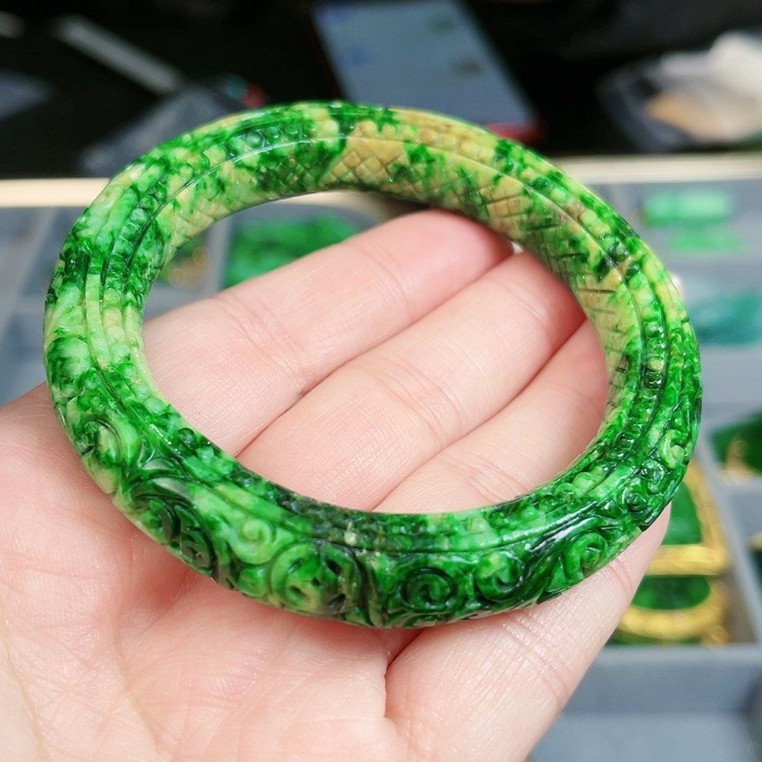 翡翠颈饰未镶嵌手镯