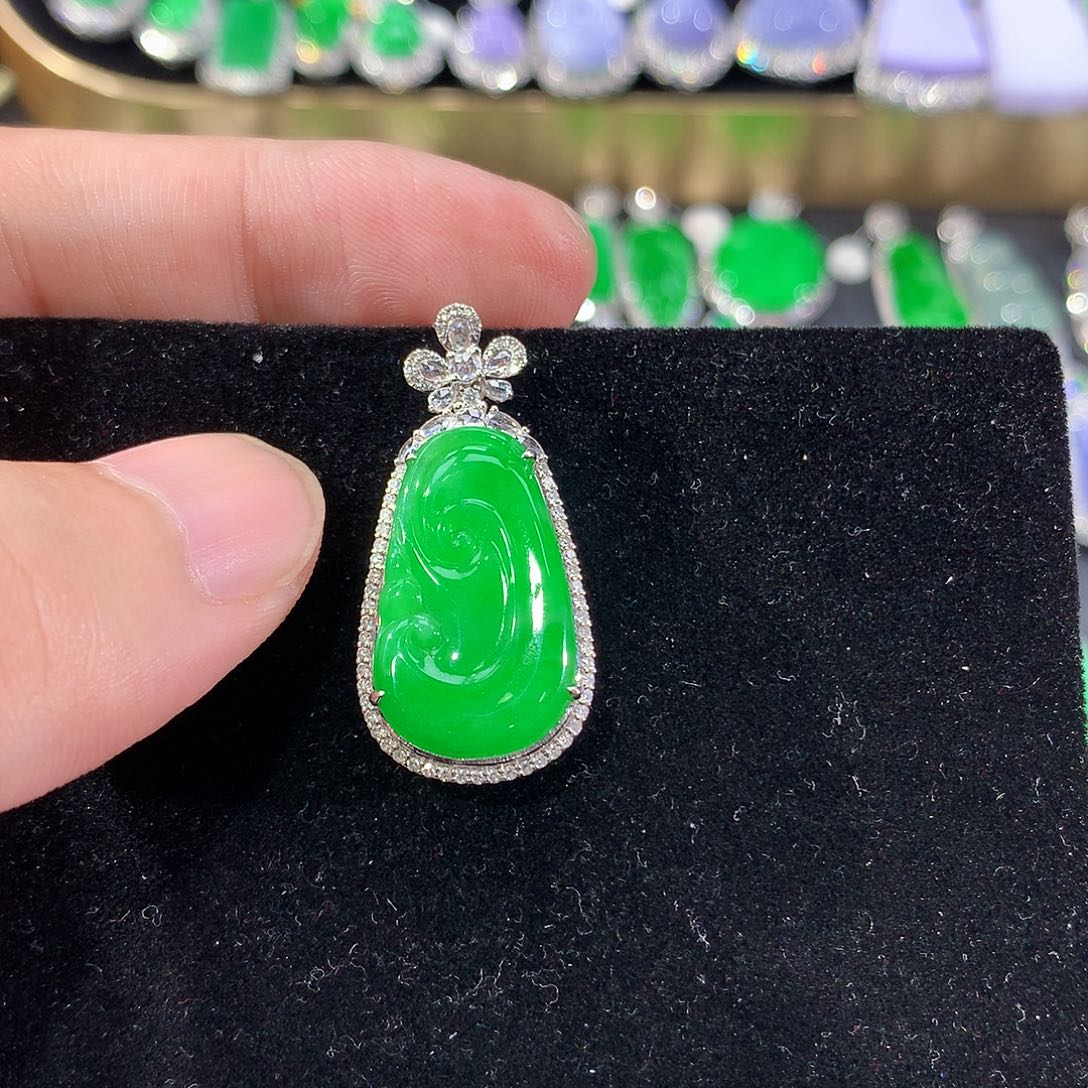 翡翠18K金镶嵌颈饰