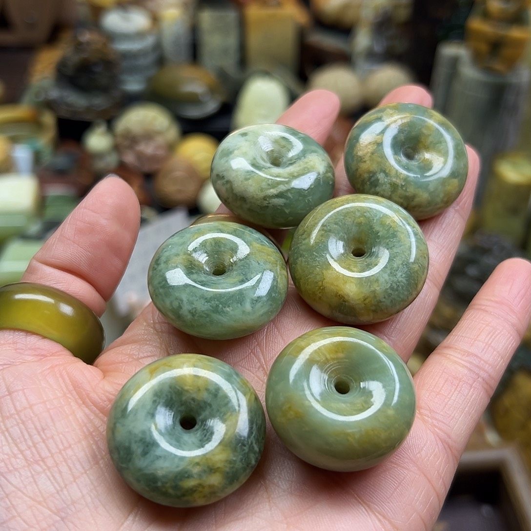 随***心岫玉未镶嵌颈饰花玉扣子