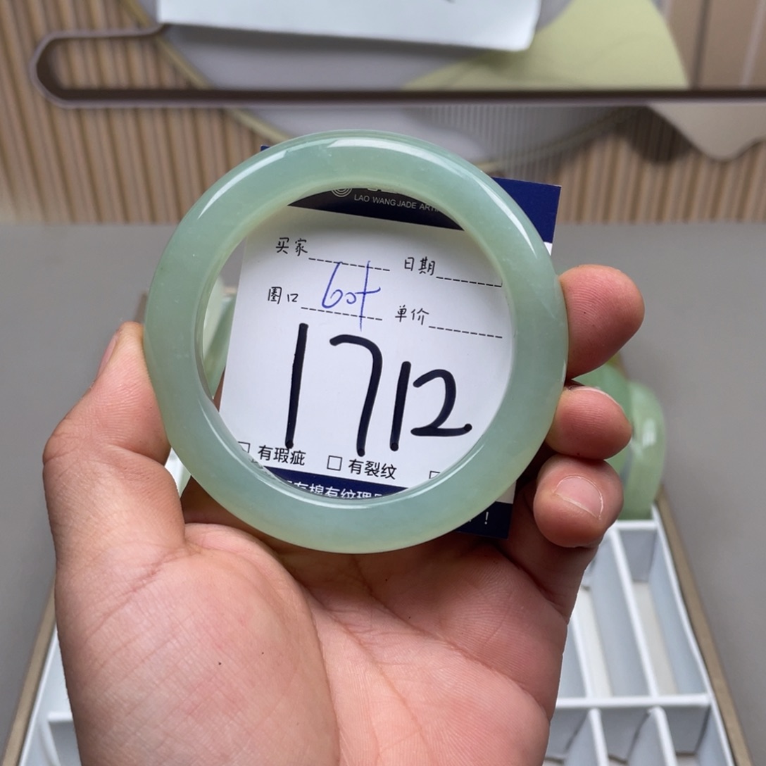 岫玉手镯手镯未镶嵌