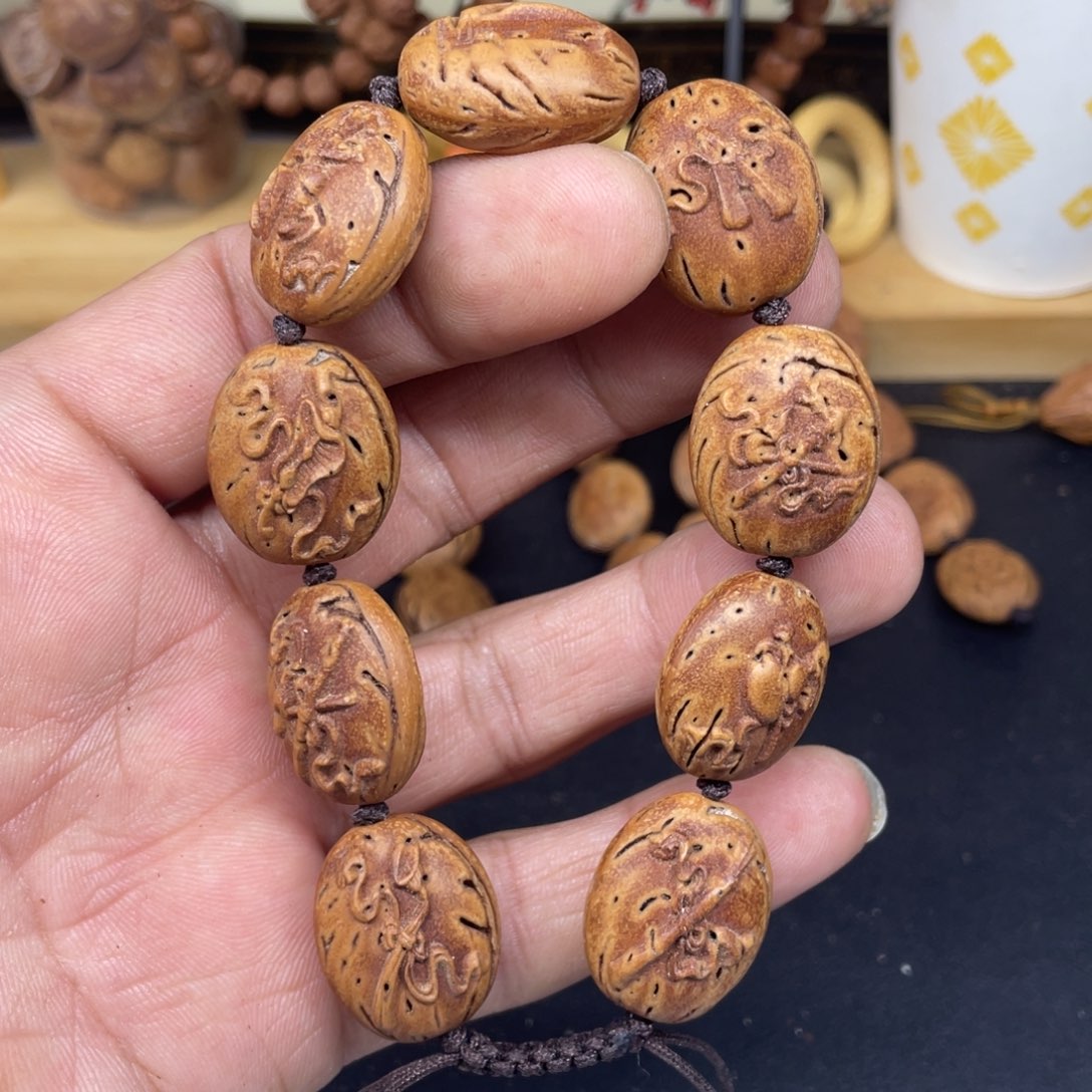 桃核雕刻暗八仙的