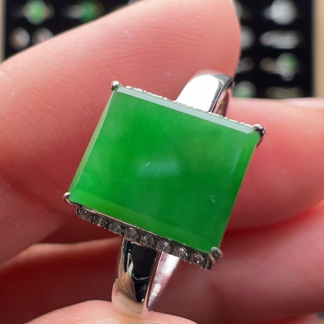 翡翠18K金镶嵌颈饰戒指