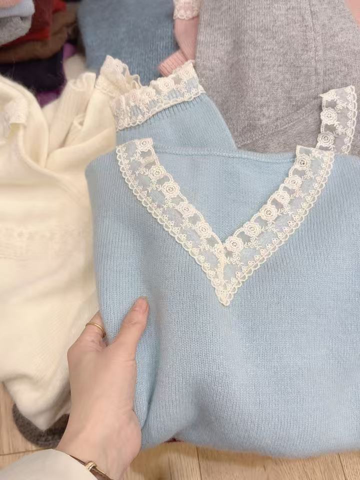 七言家巨好看  #韩系云水蓝V领蕾丝拼接软糯毛衣3323
