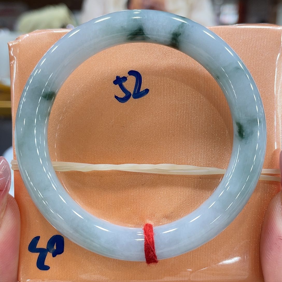 翡翠手镯未镶嵌翡翠手镯