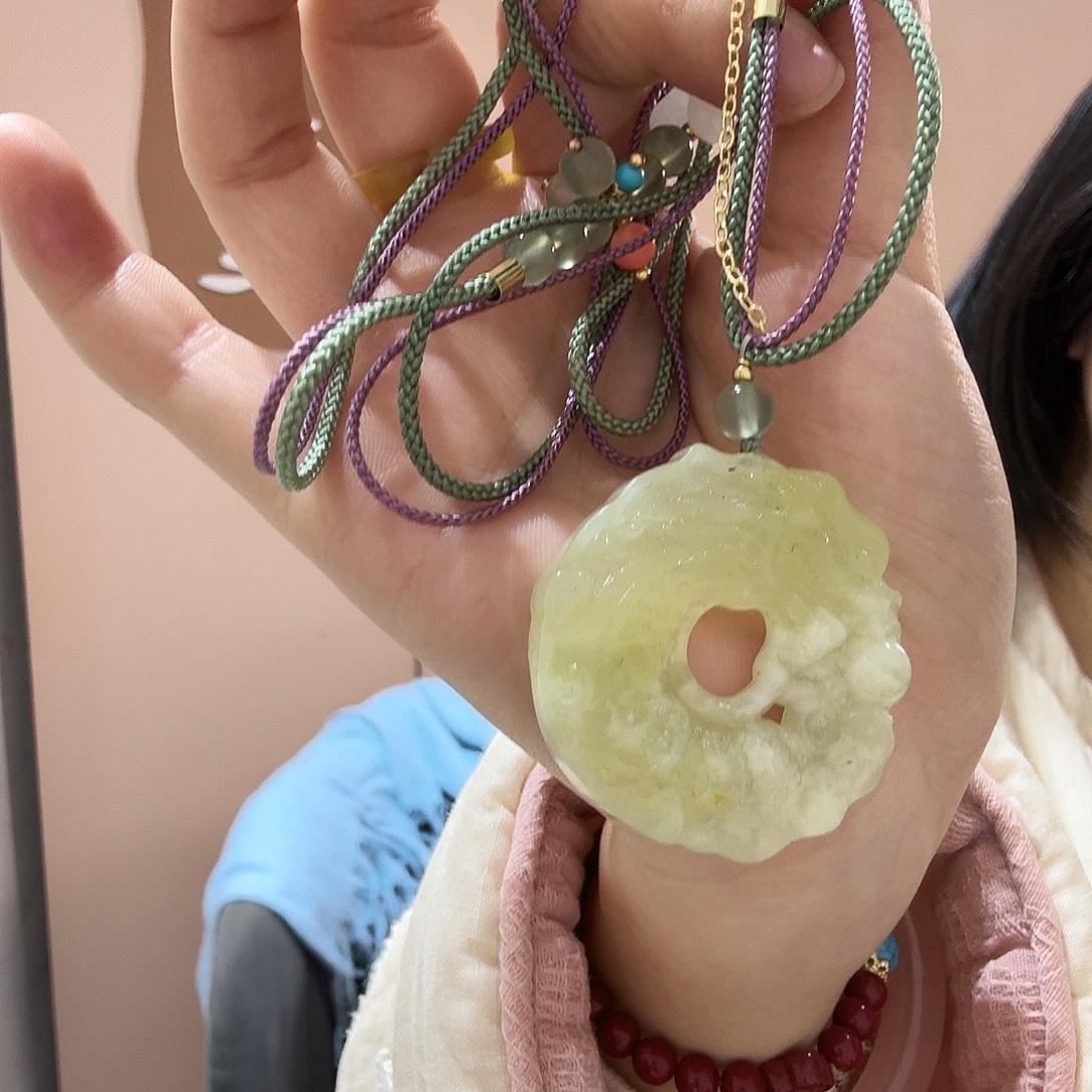 蛇纹石玉未镶嵌颈饰