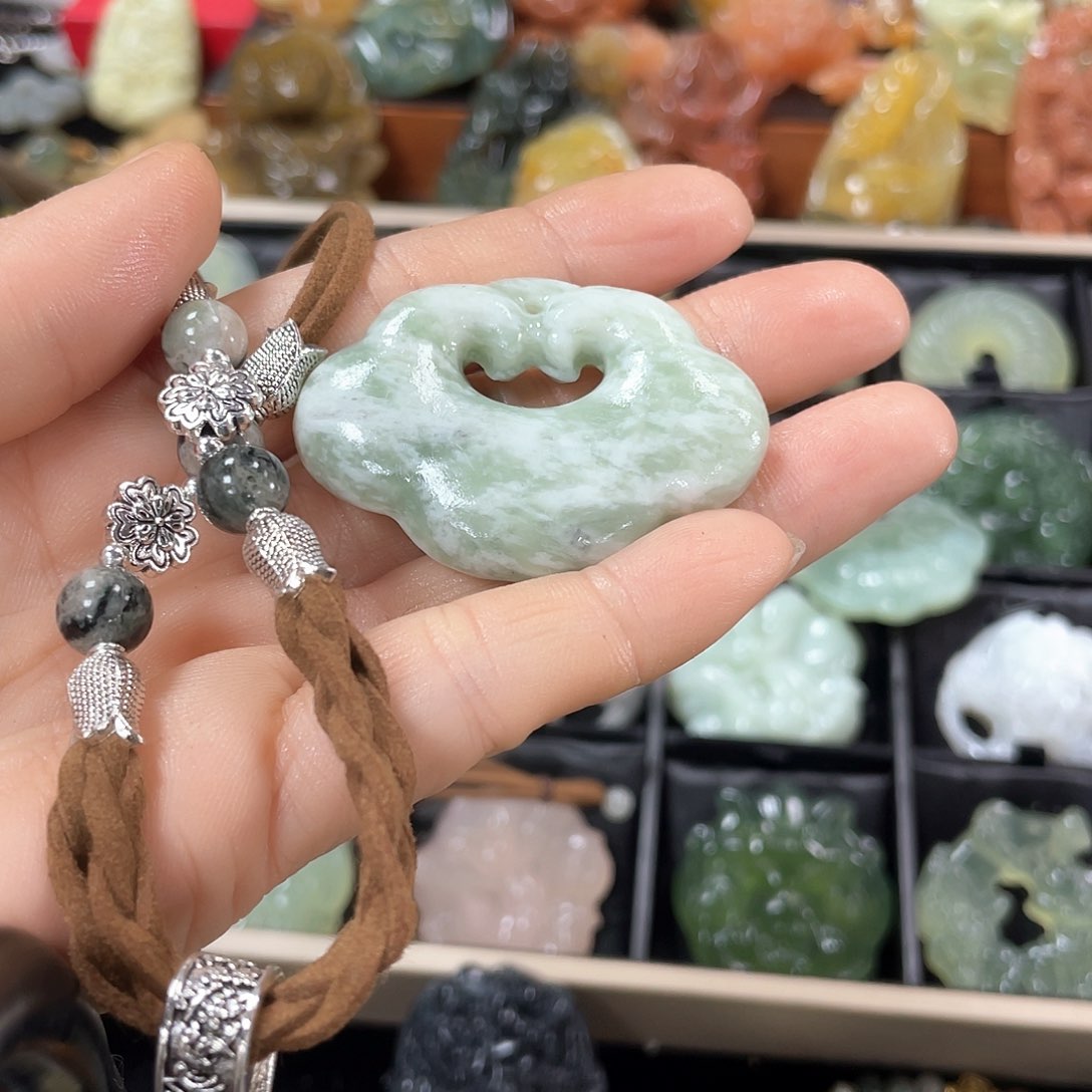 蛇纹石玉颈饰合金