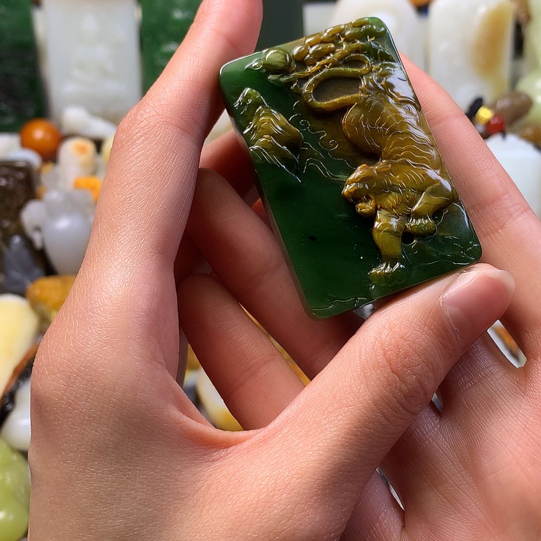 颈饰未镶嵌和田玉山**帆