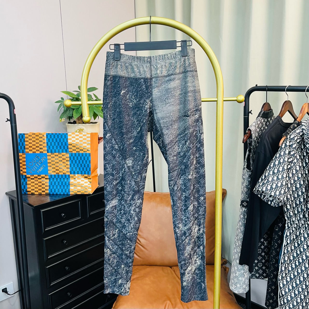 99新 LouisVuitton/路易威登 玄色 黑色满印瑜伽裤 M码 99新