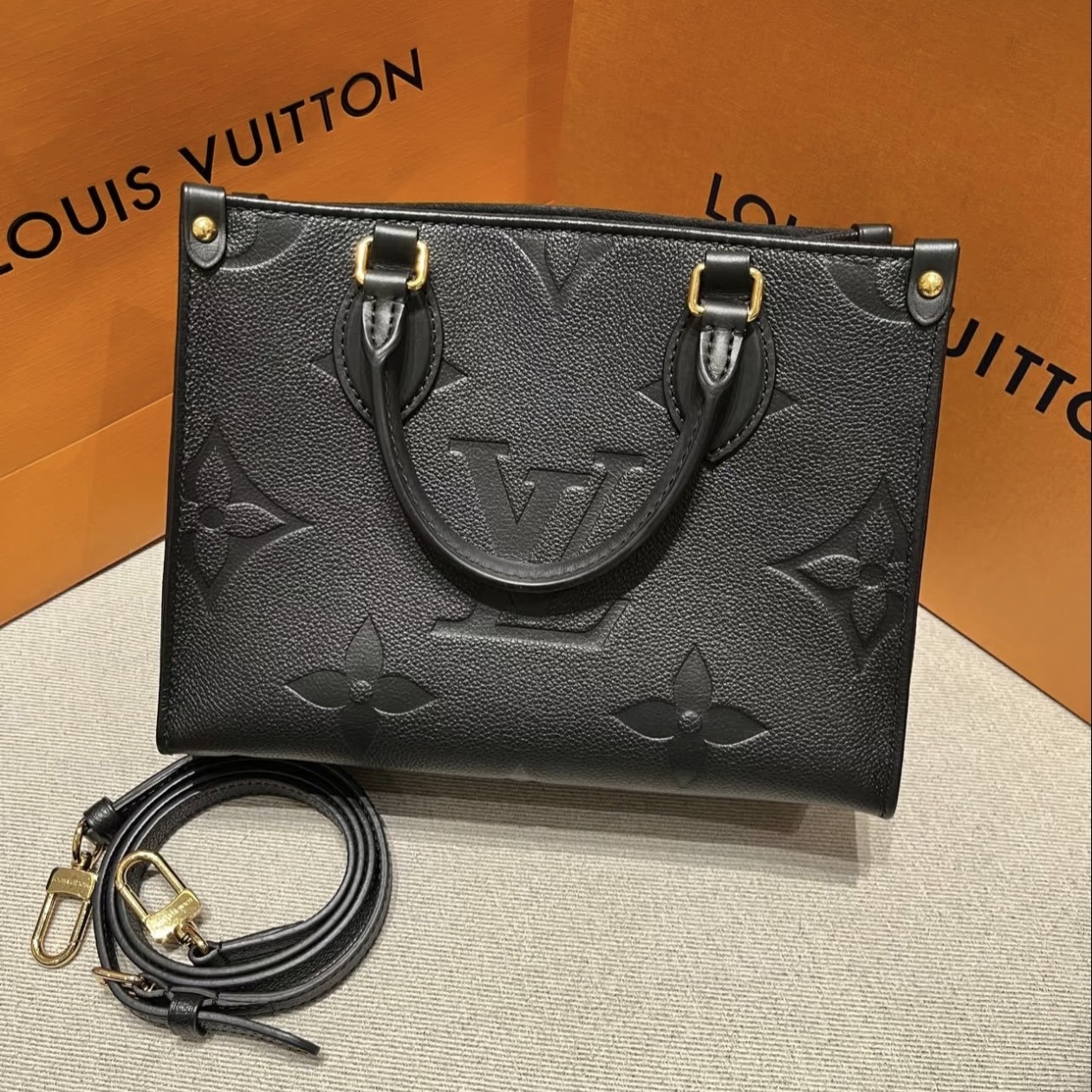 99新 LouisVuitton/路易威登 LV 黑压纹onthego小号包25080110-06