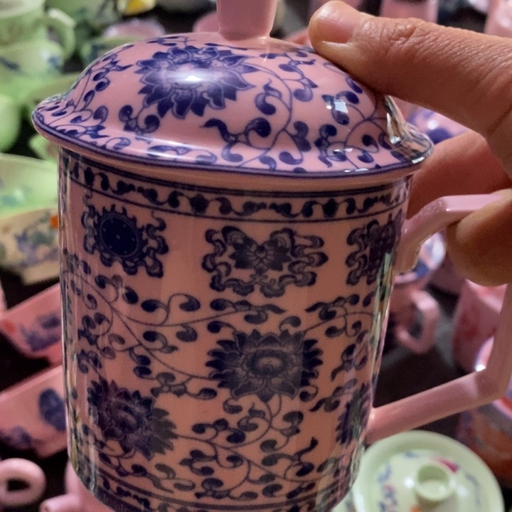 摆件瓷红稀土缠枝莲直筒办公杯