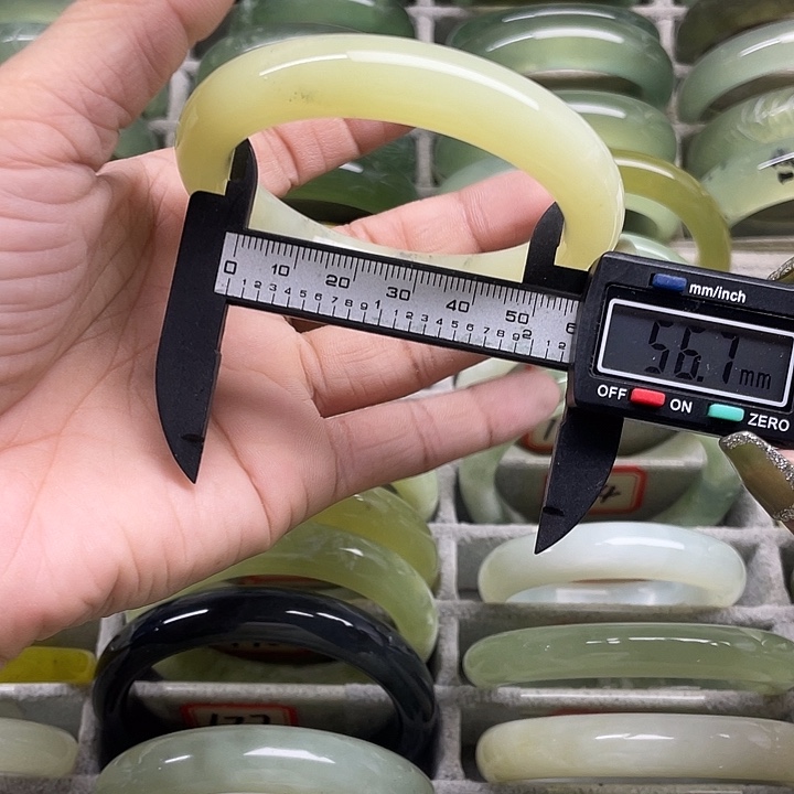 蛇纹石玉未镶嵌手镯191