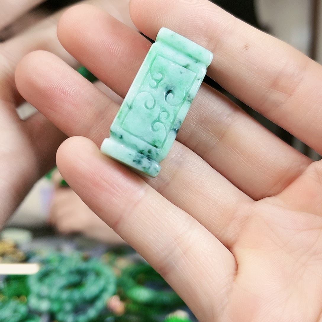 翡翠颈饰未镶嵌吊坠多样性