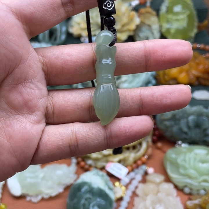 蛇纹石玉吊坠未镶嵌