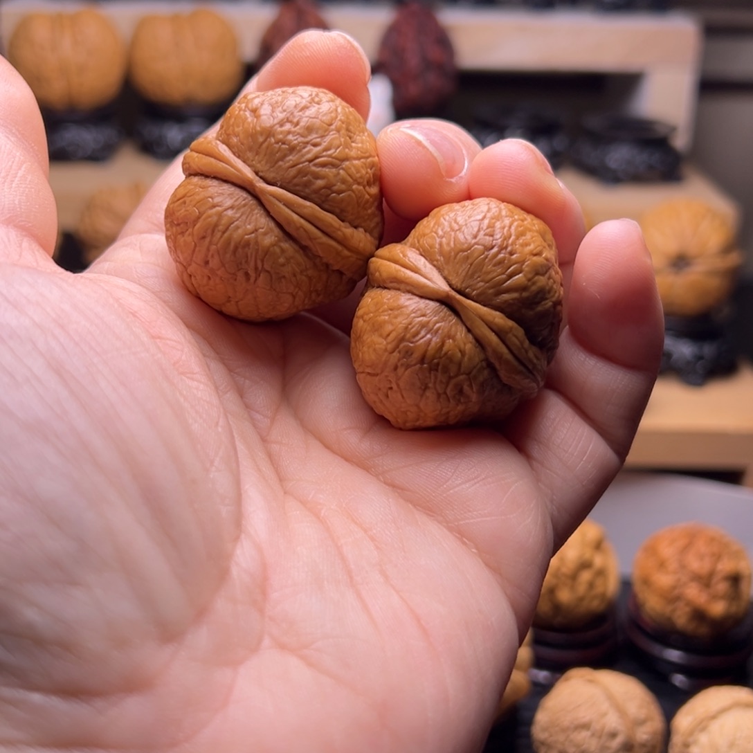 文玩核桃吊坠20w血玉元宝