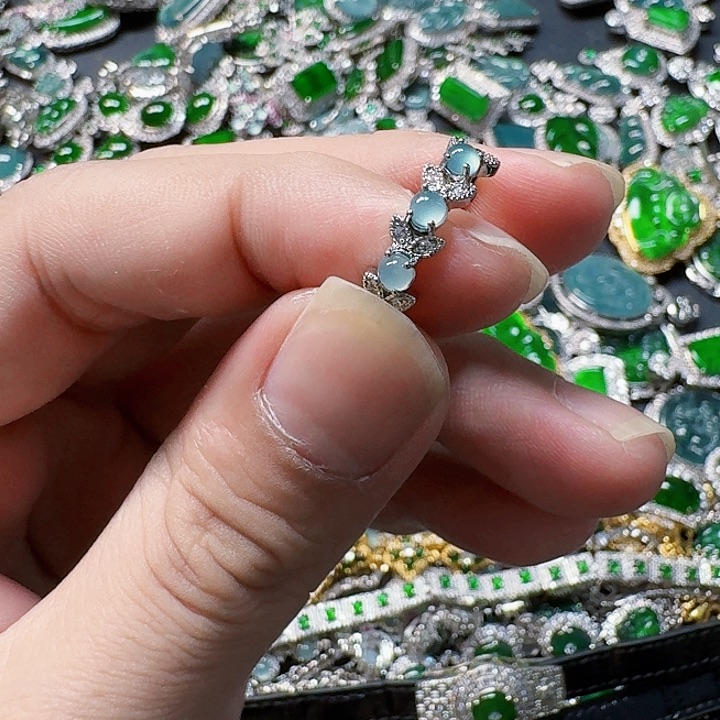 翡翠颈饰未镶嵌天然A货翡翠放漏