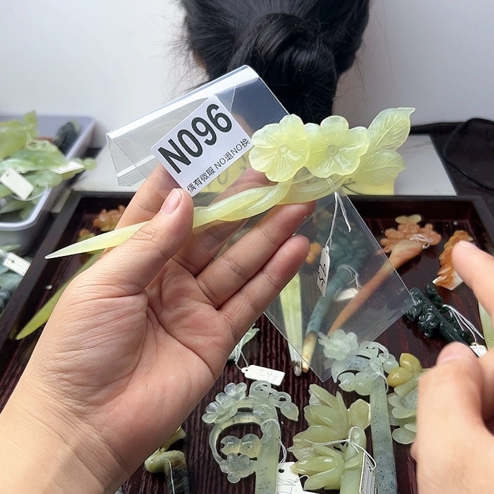 蛇纹石玉发饰合金时**语