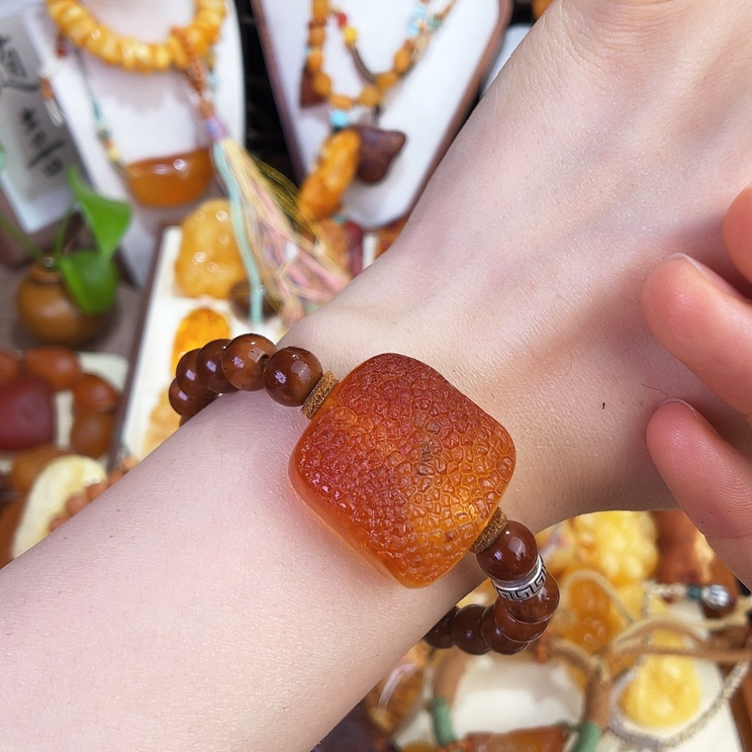 未镶嵌琥珀珠宝奇石。