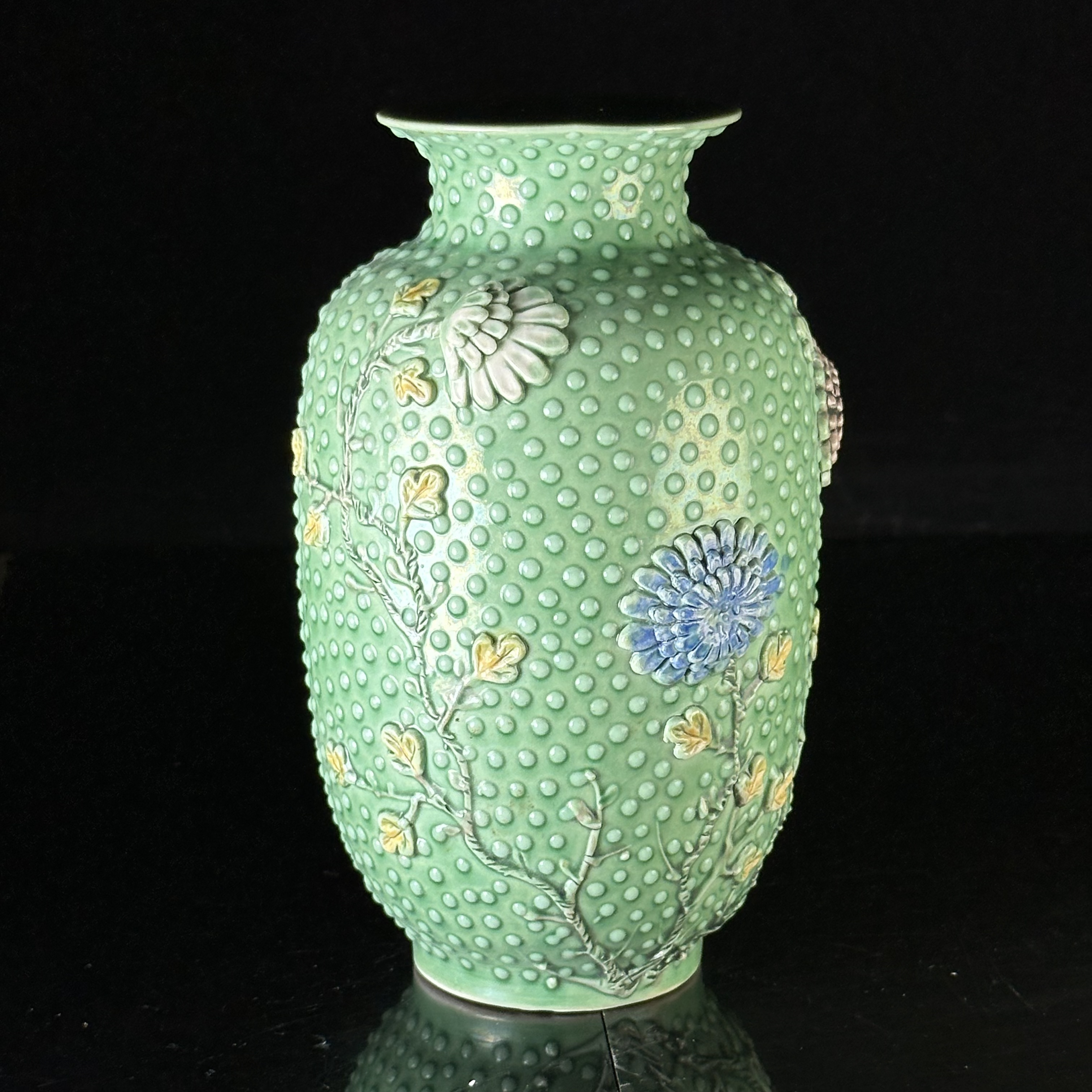 清晚期珍珠地素三彩堆塑花卉纹灯笼瓶 25010810*【上海兰馨】