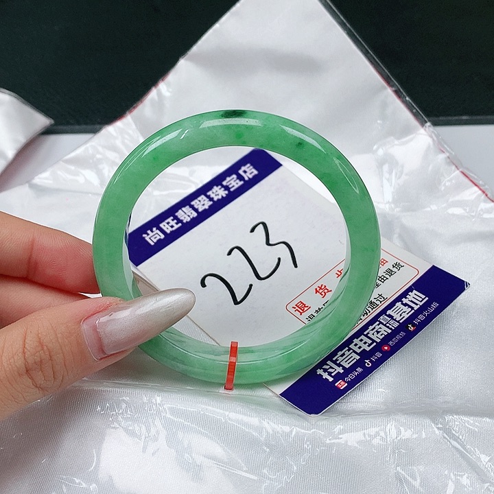 翡翠手镯未镶嵌翡翠12