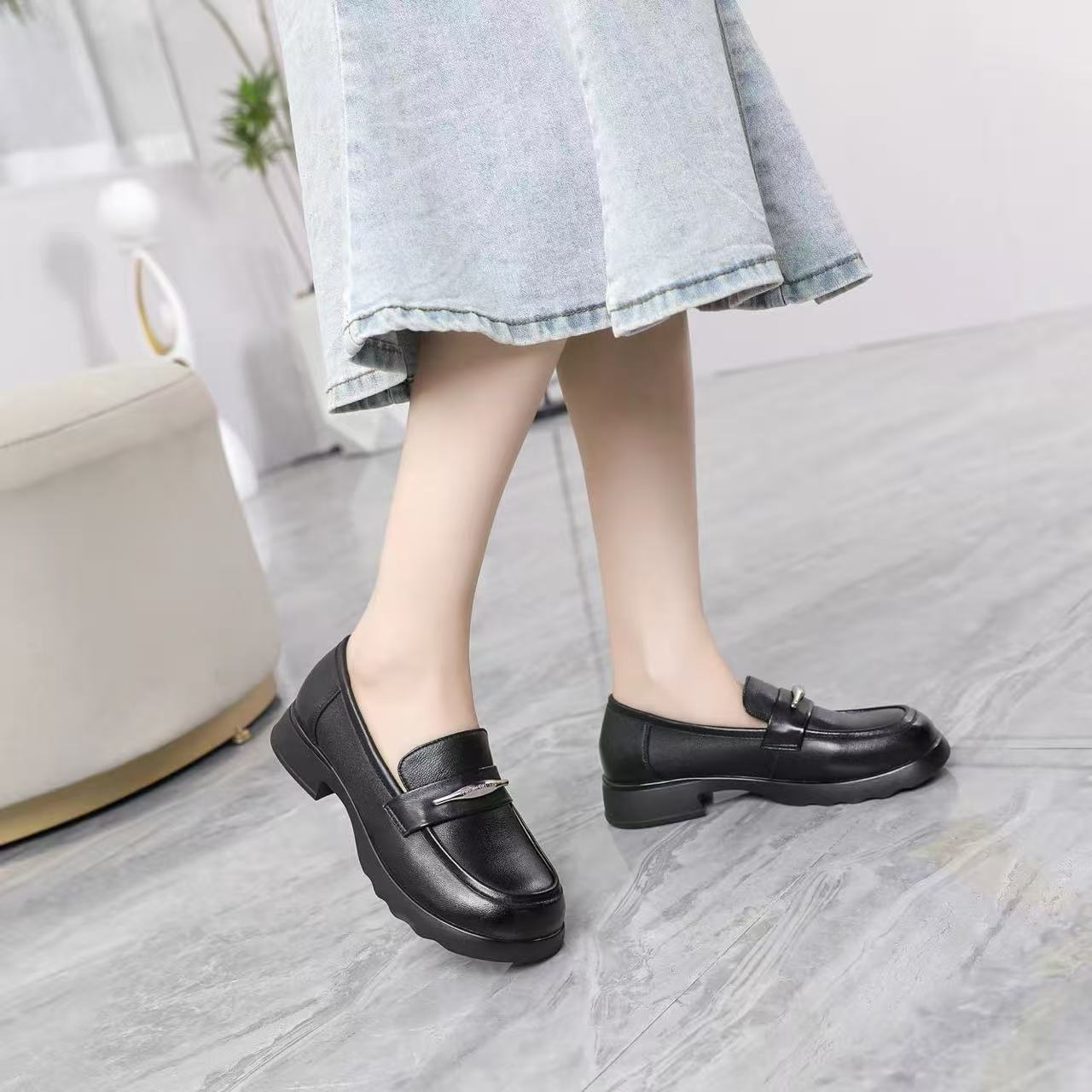 C8953  黑色  乐福鞋2025新款舒适低跟一脚蹬女士深口单鞋