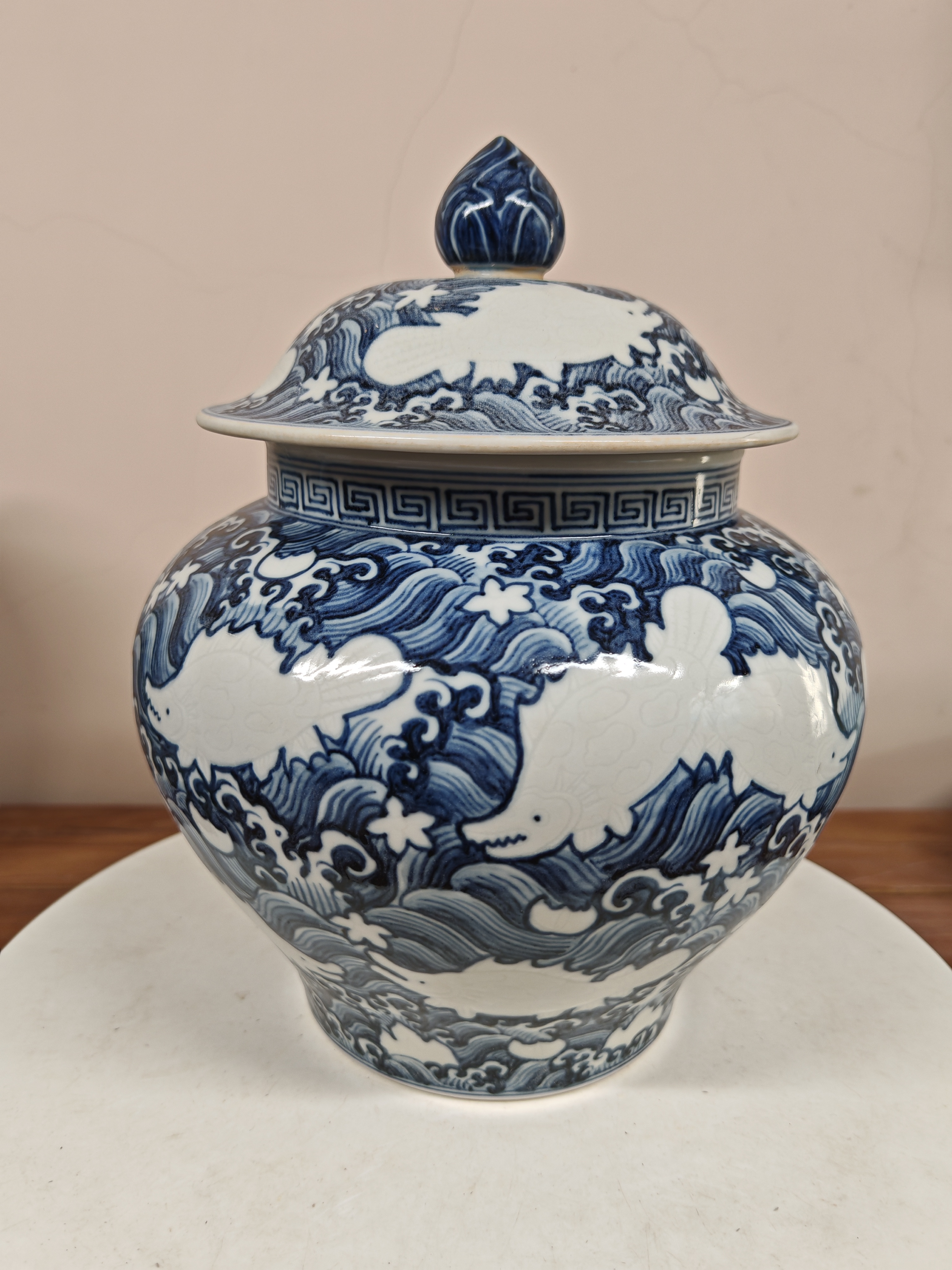 青花留白鱼纹盖罐。高26.5厘米