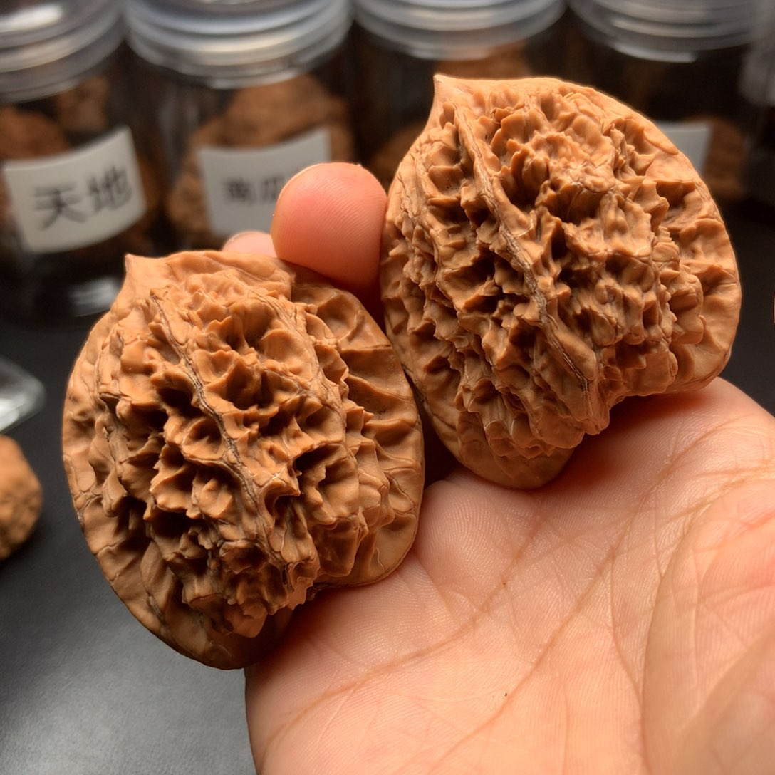 文玩核桃吊坠大刺对歪
