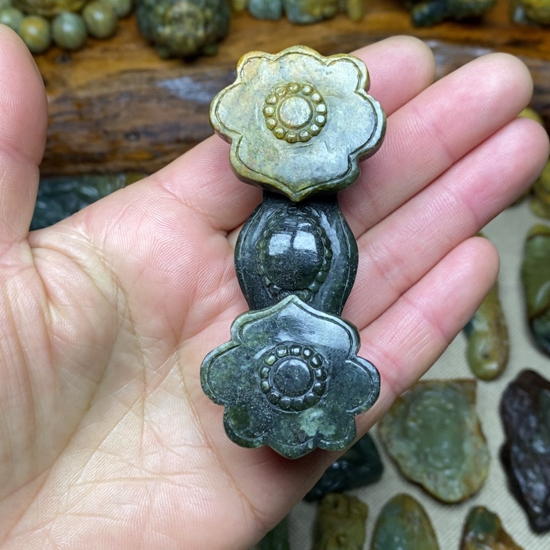 颈饰未镶嵌岫岩河磨玉（透闪石质玉）涂*